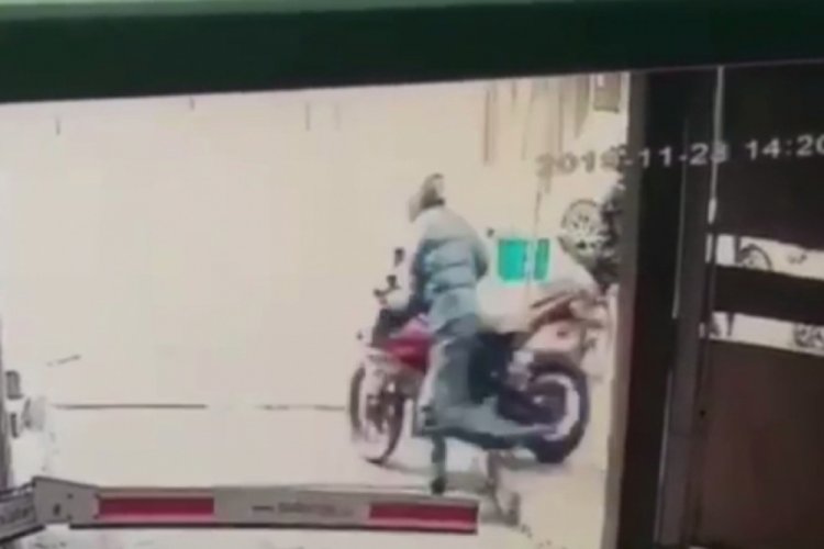 Kasklı hırsızlar, motosikleti g&uuml;peg&uuml;nd&uuml;z &ccedil;aldı