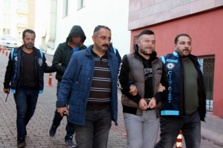 Kardeşi ve amcasını yaralayan şahsı av t&uuml;feğiyle &ouml;ld&uuml;rd&uuml;