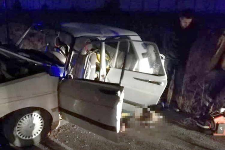 Otomobil, trakt&ouml;r r&ouml;morkuna &ccedil;arptı: 2 &ouml;l&uuml;, 3 yaralı