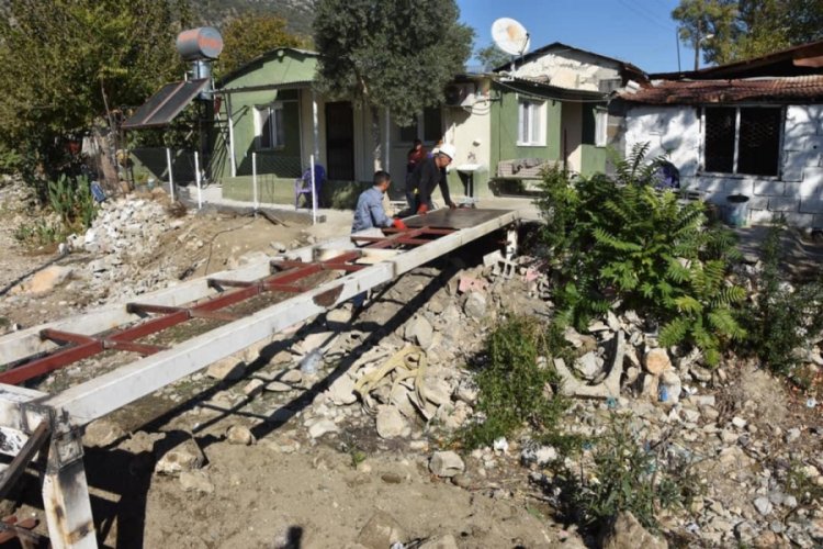 28 yıldır yapılmayan k&ouml;pr&uuml; 2 g&uuml;nde inşa edildi