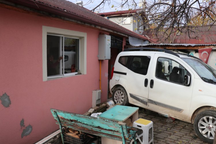 Kaza yapan hafif ticari ara&ccedil; evin bah&ccedil;esine u&ccedil;tu