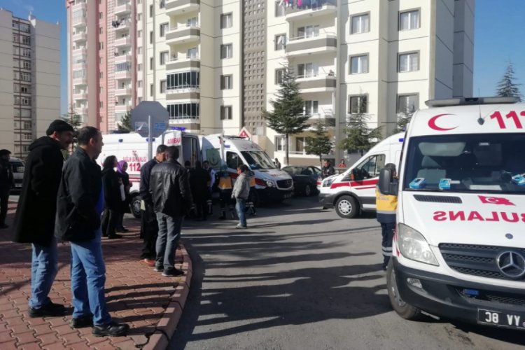Beton mikseri halk otob&uuml;s&uuml;ne &ccedil;arptı: 16 yaralı