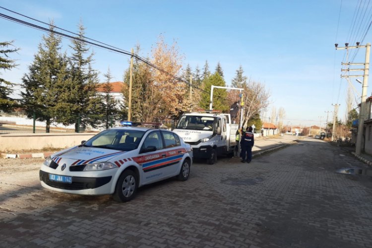K&ouml;y okul yolu istikametlerindeki eskiyen trafik işaret levhaları değiştiridi