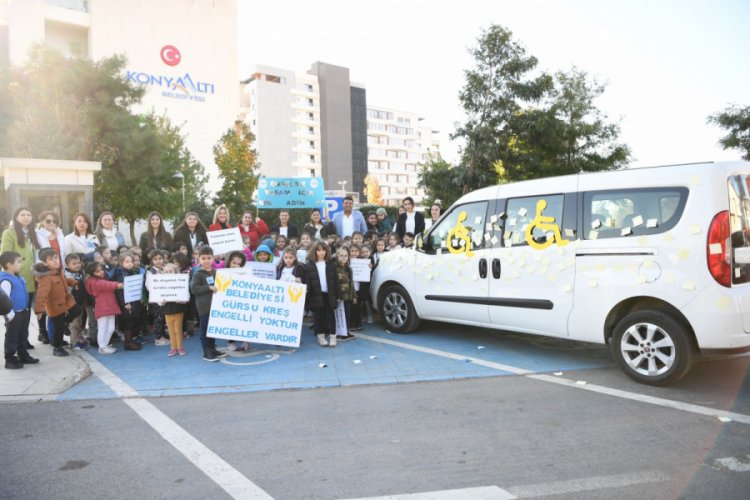 Miniklerden engelli yerine park eden araca ilgin&ccedil; ceza