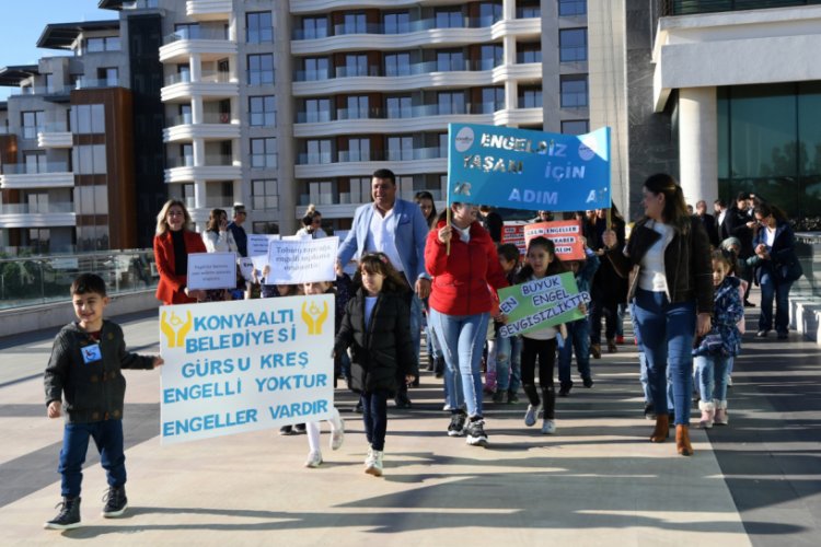 Miniklerden engelli yerine park eden araca ilgin&ccedil; ceza