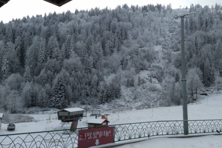 Atabarı Kayak Merkezi'ne mevsimin ilk karı yağdı