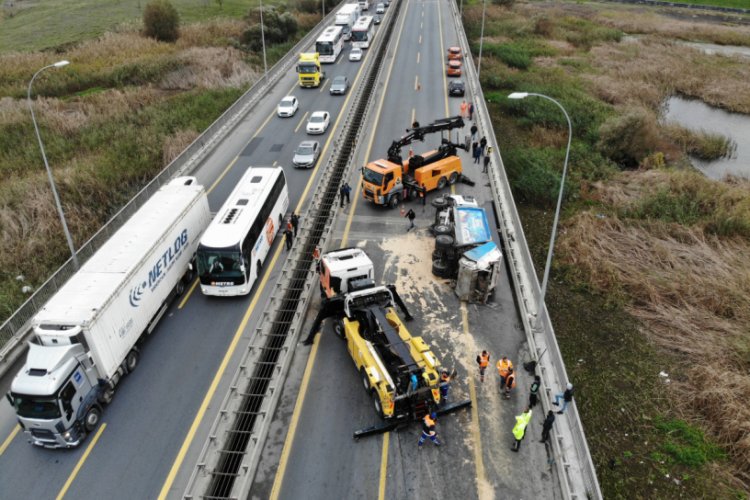Yan yatan &ccedil;&ouml;p kamyonu TEM otoyolunu trafiğe kapattı
