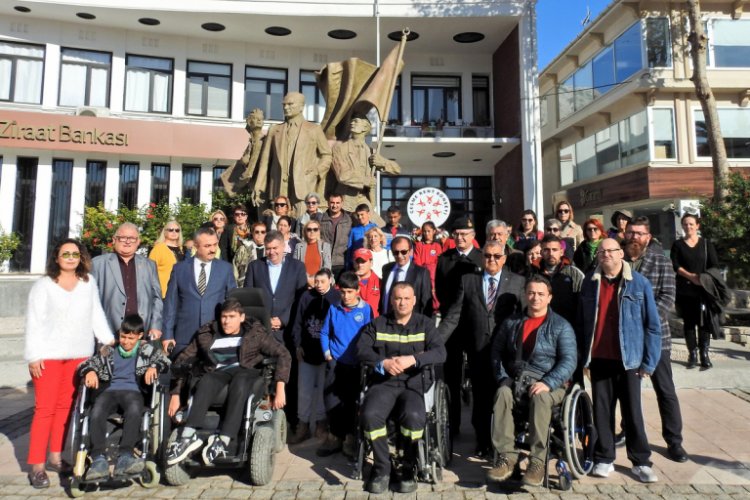 Farkındalık i&ccedil;in tekerlekli sandalye kullandılar