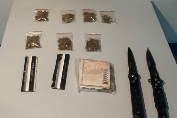Otomobilinde esrar ve sustalı bı&ccedil;aklarla yakalandı