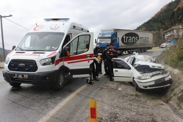 Tır ile otomobil &ccedil;arpıştı, biri bebek 3 kişi &ouml;ld&uuml;, 2 kişi yaralandı