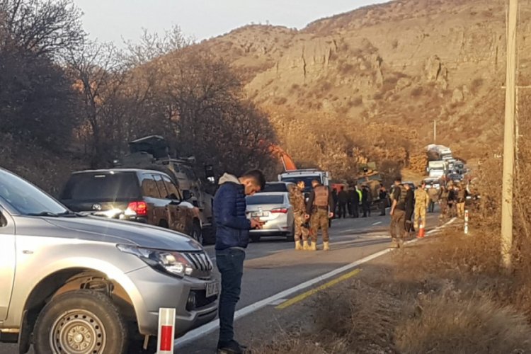 Operasyondan d&ouml;nen askerleri taşıyan zırhlı ara&ccedil; devrildi