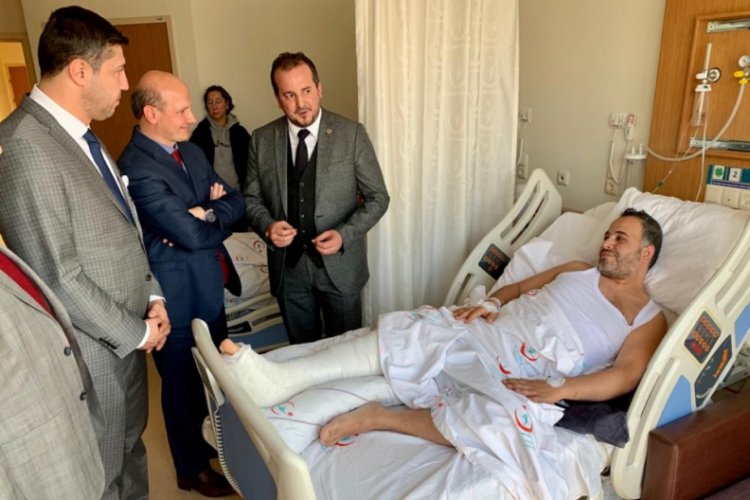 Ma&ccedil;a giderken trafik kazası ge&ccedil;iren taraftara Bursa Milletvekili &Ouml;zen'den ziyaret