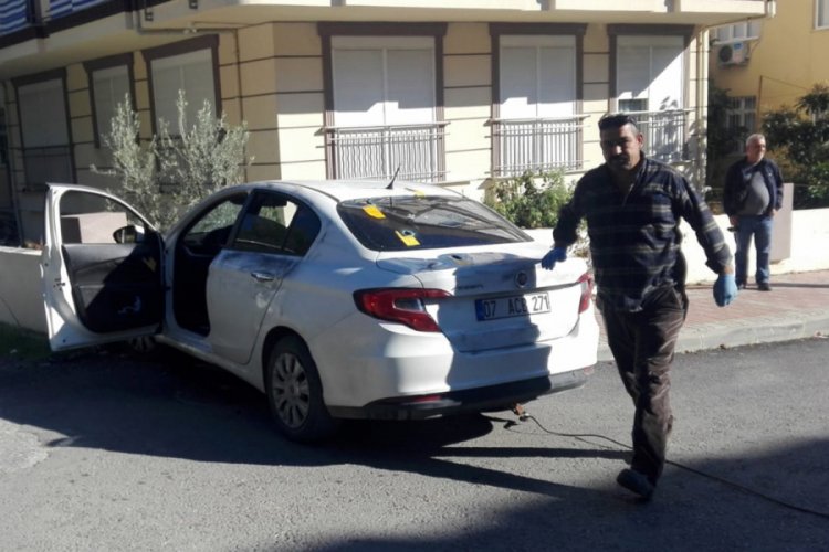 Otomobil s&uuml;rerken t&uuml;fekle vurularak, &ouml;ld&uuml;r&uuml;ld&uuml;