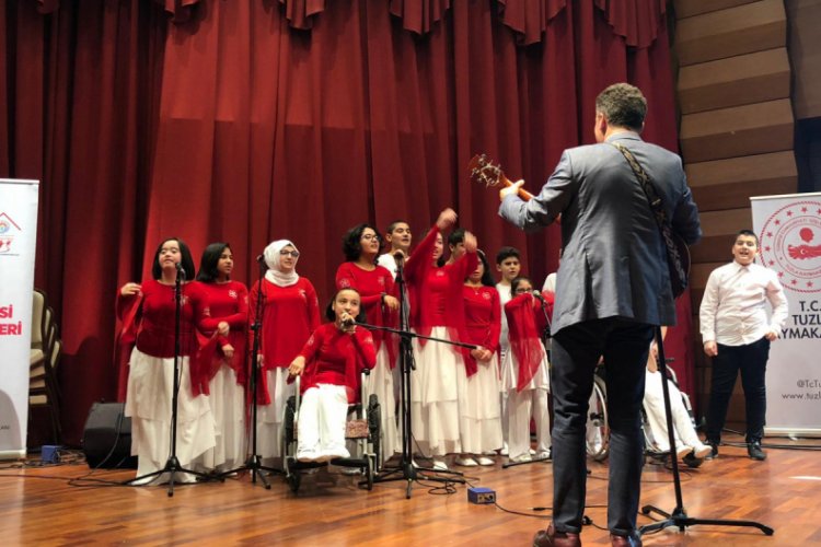 Engelli &ouml;ğrenciler engelleri aşarak sahnede h&uuml;nerlerini sergiledi