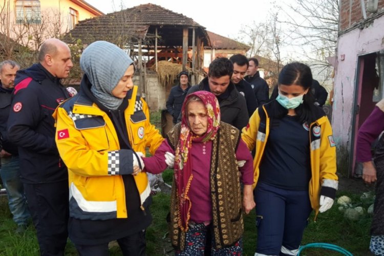 Yangına m&uuml;dahale etmek istedi dumandan etkilendi