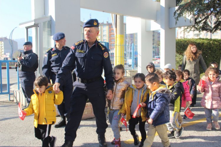 Ellerinde T&uuml;rk bayraklarıyla jandarmaya koştular