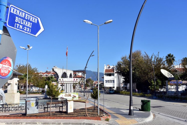 Marmaris'teki Kenan Evren Bulvarı'nın adı 'B&uuml;lent Ecevit Bulvarı' olarak değiştirildi