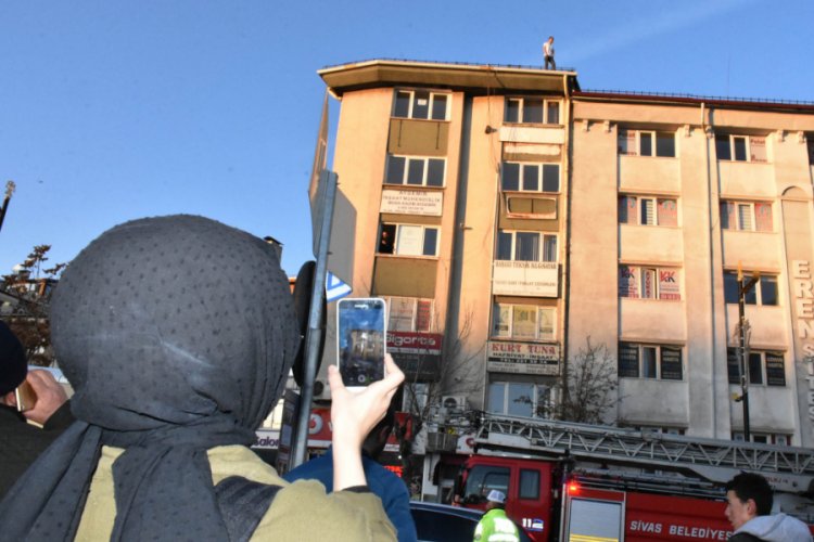 İntihar i&ccedil;in &ccedil;atıya &ccedil;ıktı, meraklılar o anları kameraya kaydetti