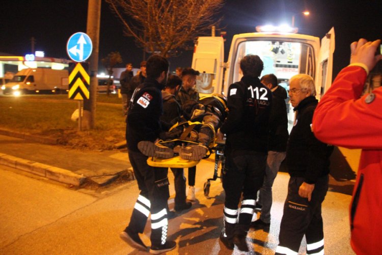 S&uuml;r&uuml;c&uuml;lerin ka&ccedil;tığı 2 ayrı kazada 3 kişi yaralandı