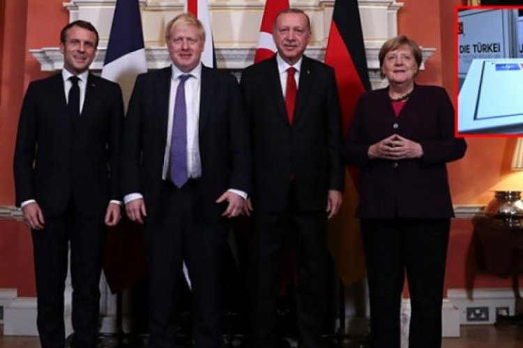 Erdoğan, D&ouml;rtl&uuml; Zirve'de liderlere 'Stratejik İttifakın G&uuml;&ccedil;l&uuml; &Uuml;yesi T&uuml;rkiye' kitabını hediye etti