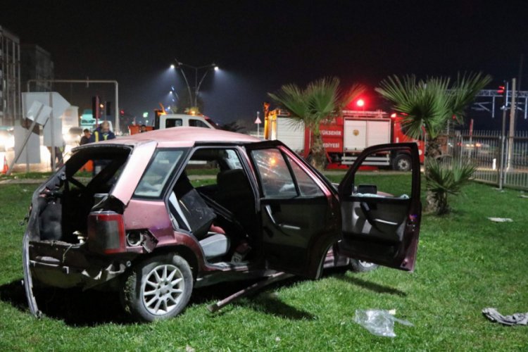 Manisa'da TIR ile otomobil &ccedil;arpıştı: 2 yaralı