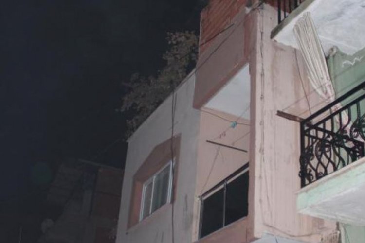 &Ccedil;atı katındaki depoda &ccedil;ıkan yangın panik yarattı