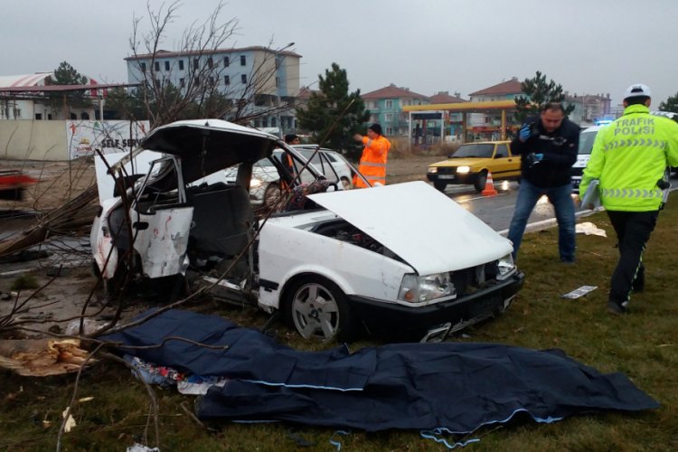 Yoldan &ccedil;ıkan otomobil ağaca &ccedil;arptı: 2 &ouml;l&uuml;, 3 yaralı