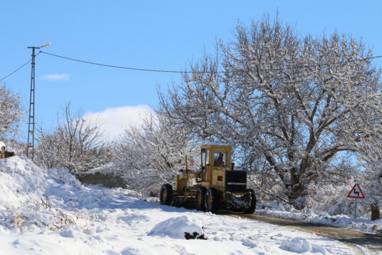 Kardan yolların ulaşıma kapandığı Doğu'da soğuk hava etkisini artırdı