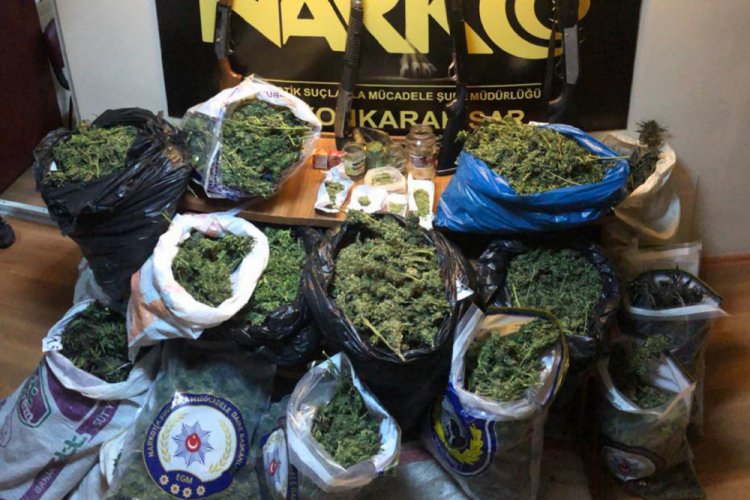 Ev baskınında 100 kilo esrar ele ge&ccedil;irildi