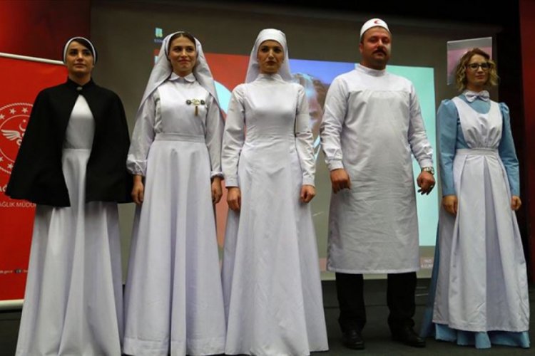 Hemşirelerden 'Ge&ccedil;mişten g&uuml;n&uuml;m&uuml;ze hemşire kıyafetleri' defilesi