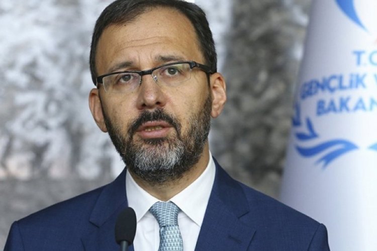Bakan Kasapoğlu, milli y&uuml;z&uuml;c&uuml; Emre Şak&ccedil;ı'yı kutladı