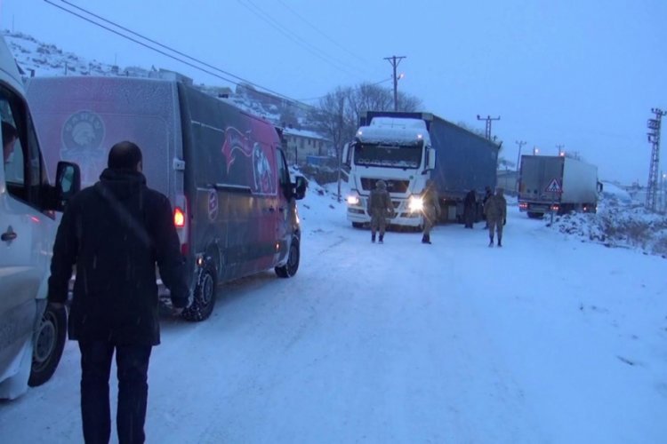 Buz tutan yolda kayan 2 TIR yolu ulaşıma kapattı