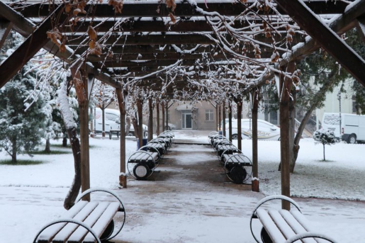 Nevşehir'e mevsimin ilk karı yağdı