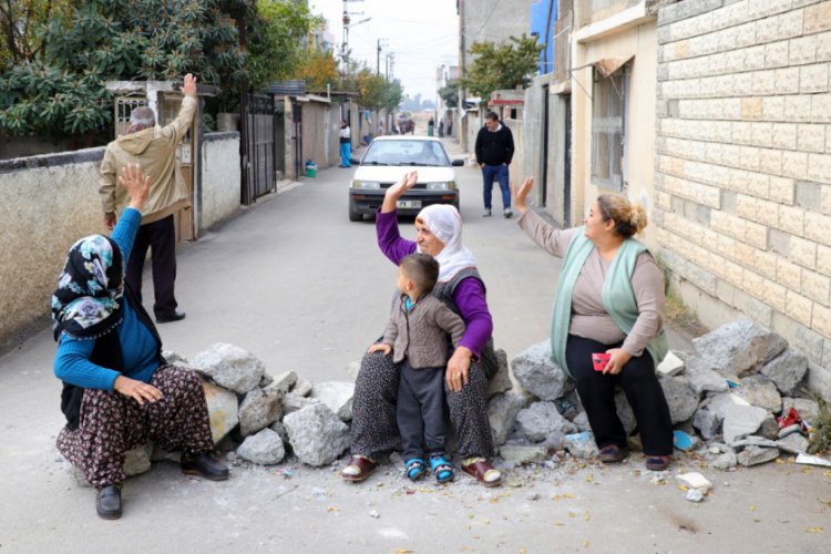 "&Ccedil;ocuklar &ouml;lmesin" diye &ccedil;ocuklarıyla yol kapattılar