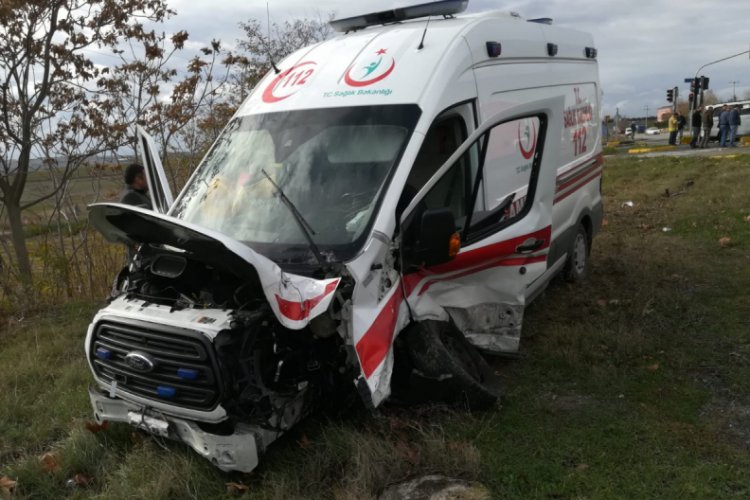Hasta taşıyan ambulansla otomobil &ccedil;arpıştı