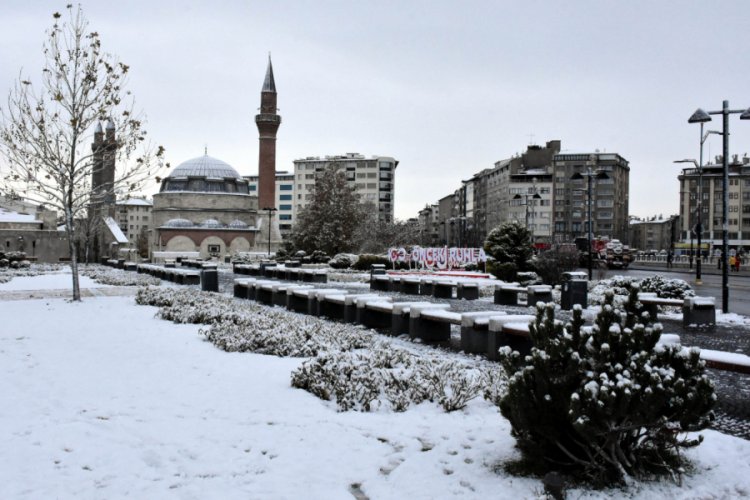 Sivas beyaza b&uuml;r&uuml;nd&uuml;; 23 k&ouml;y yolu kapandı