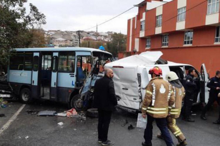 Minib&uuml;sle ekmek taşıyan kamyonet &ccedil;arpıştı!