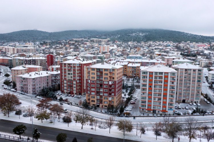 Buz tutan yolda kalan ara&ccedil;ların yardımına vatandaşlar yetişti