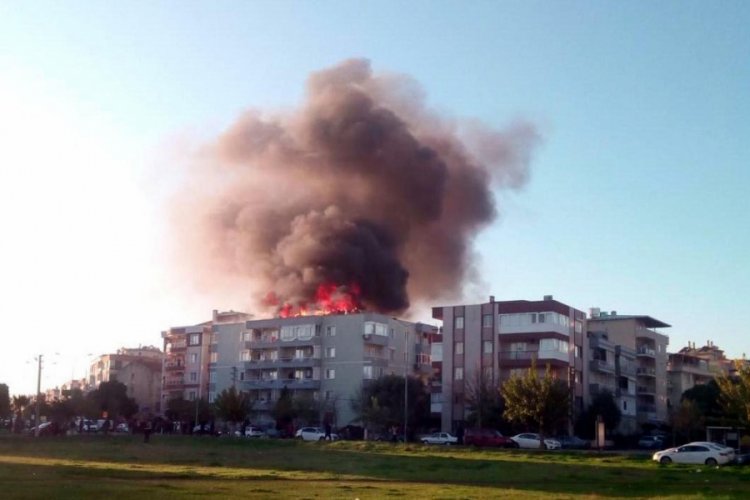 İzmir'de korkutan &ccedil;atı yangını
