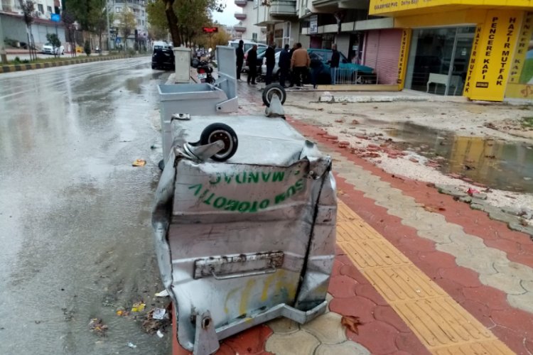 Kontrolden &ccedil;ıkan otomobil park halinde ara&ccedil;lara &ccedil;arptı
