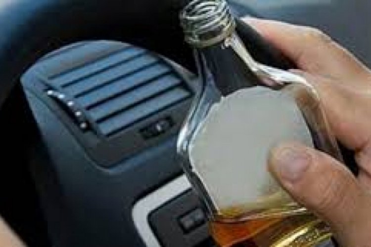 Alkoll&uuml; şahıs park halindeki aracın lastiklerini kesip, aynasını kırdı