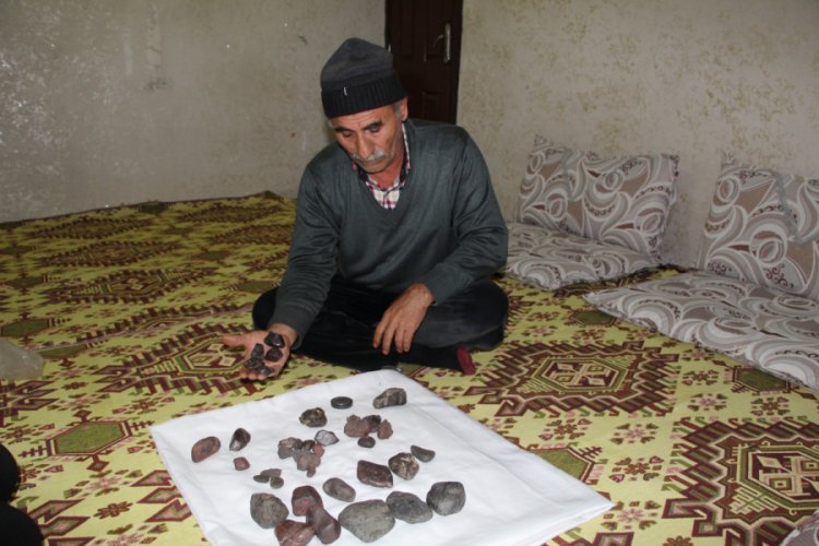 G&ouml;k taşı olduğunu iddia ettiği taşlar i&ccedil;in 2 milyon istiyor