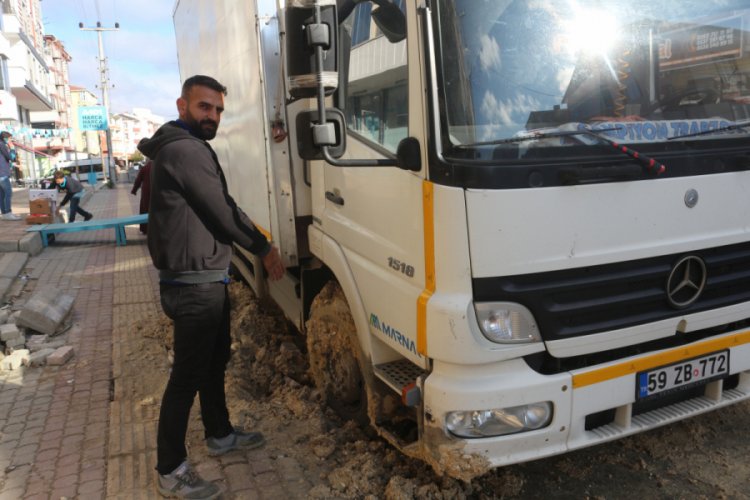 Sevkiyat kamyonu &ccedil;&ouml;ken yolda mahsur kaldı