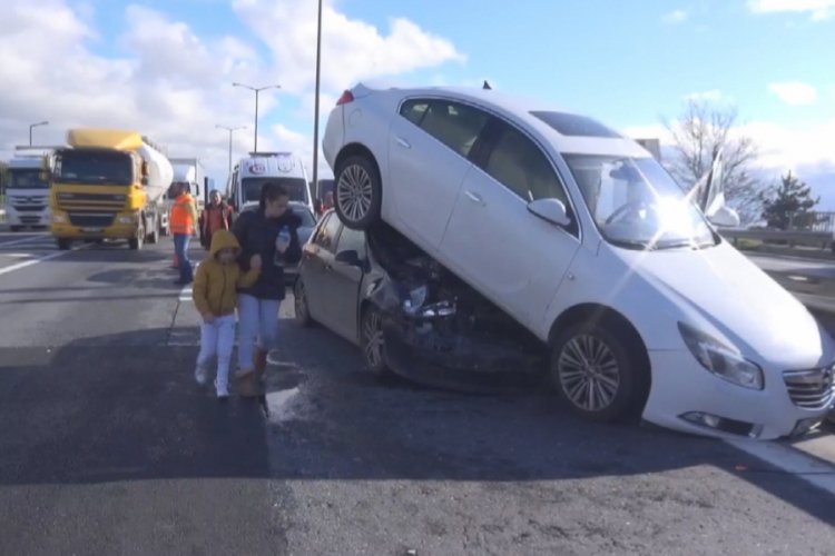 Zincirleme kazada otomobil otomobilin &uuml;zerine &ccedil;ıktı