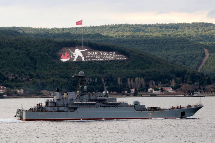 Rus savaş gemisi 'Azov' &Ccedil;anakkale Boğazı'ndan ge&ccedil;ti