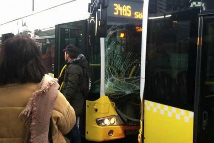 İki metrob&uuml;s birbirine girdi!