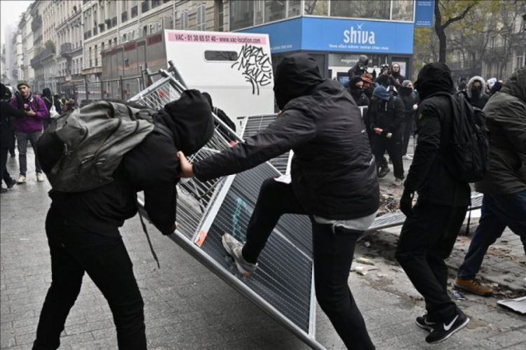 Paris'te polis g&ouml;stericilere sis bombasıyla m&uuml;dahale ediyor
