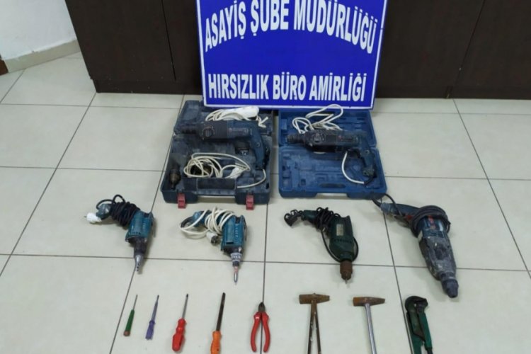 Otomobillerden malzeme &ccedil;alan 3 kişi yakalandı