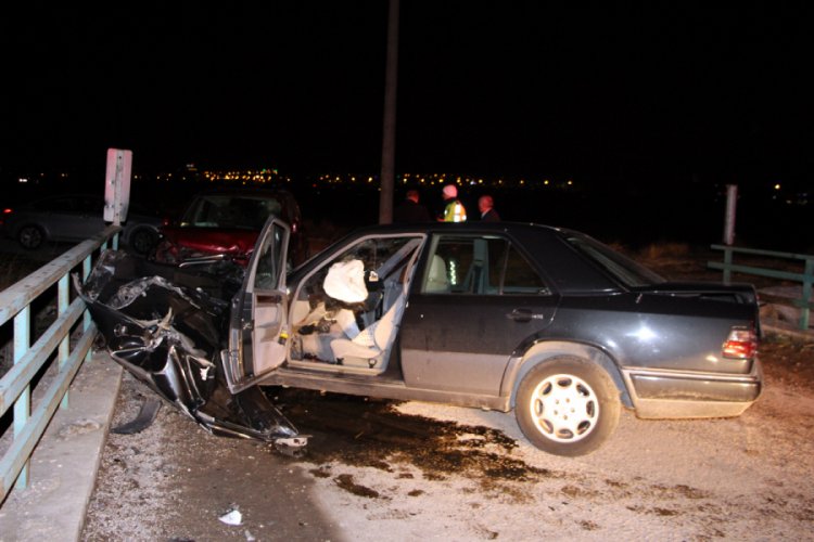 Otomobille cip k&ouml;pr&uuml;de &ccedil;arpıştı: 4 yaralı
