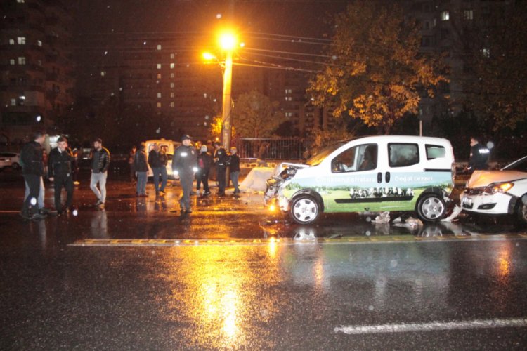 Sağanak yağış zincirleme kazaya neden oldu: 5 yaralı